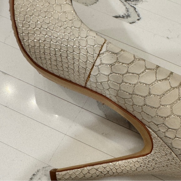 Vince Camuto Savilla Snake Embossed Design Dress Pumps - Picture 11 of 14